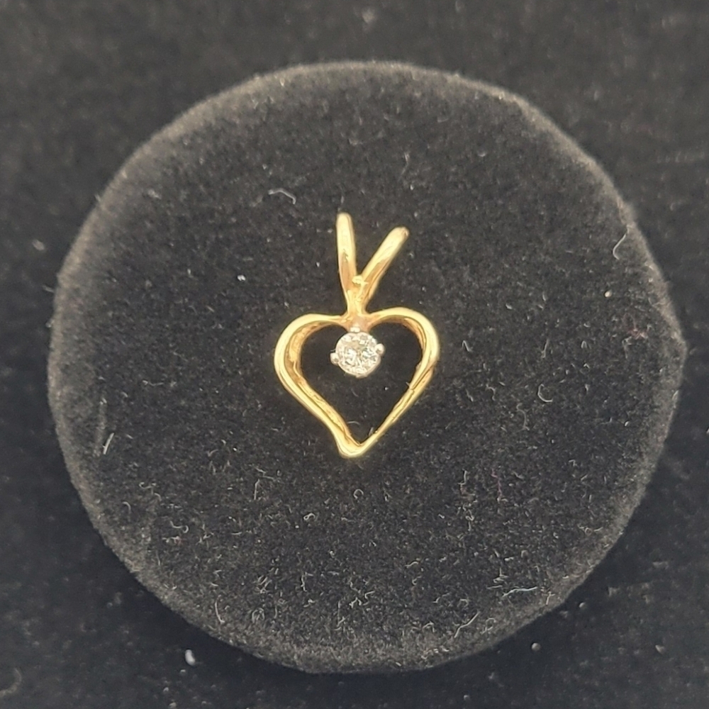 14k Gold Heart Shaped Pendant with Solitaire Diamond 0.63g​​​